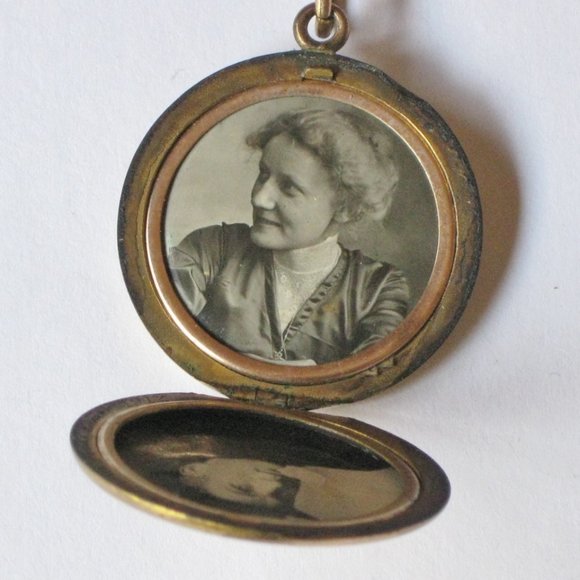 Antique Double Photo Locket 1912-Wightman & Hough/W&H CO-Engraved on 30" Chain - Picture 3 of 10